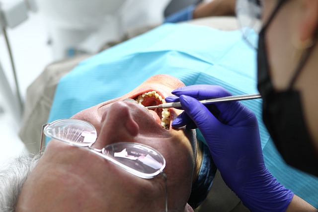 Srdcově-cévní onemocnění a dentální hygiena: Jak péče o zuby ovlivňuje zdraví vašeho srdce